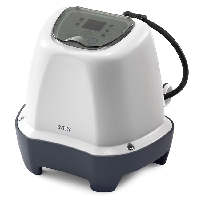 Generatore di cloro a sale Intex Krystal Clear bianco, con tastiera e display, collegato alla linea di filtrazione di una vasca