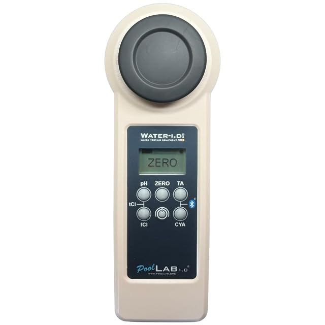 Fotometro a mano PoolLab 1.0 con la camera di misura aperta, accanto a pastiglie reattive e pile